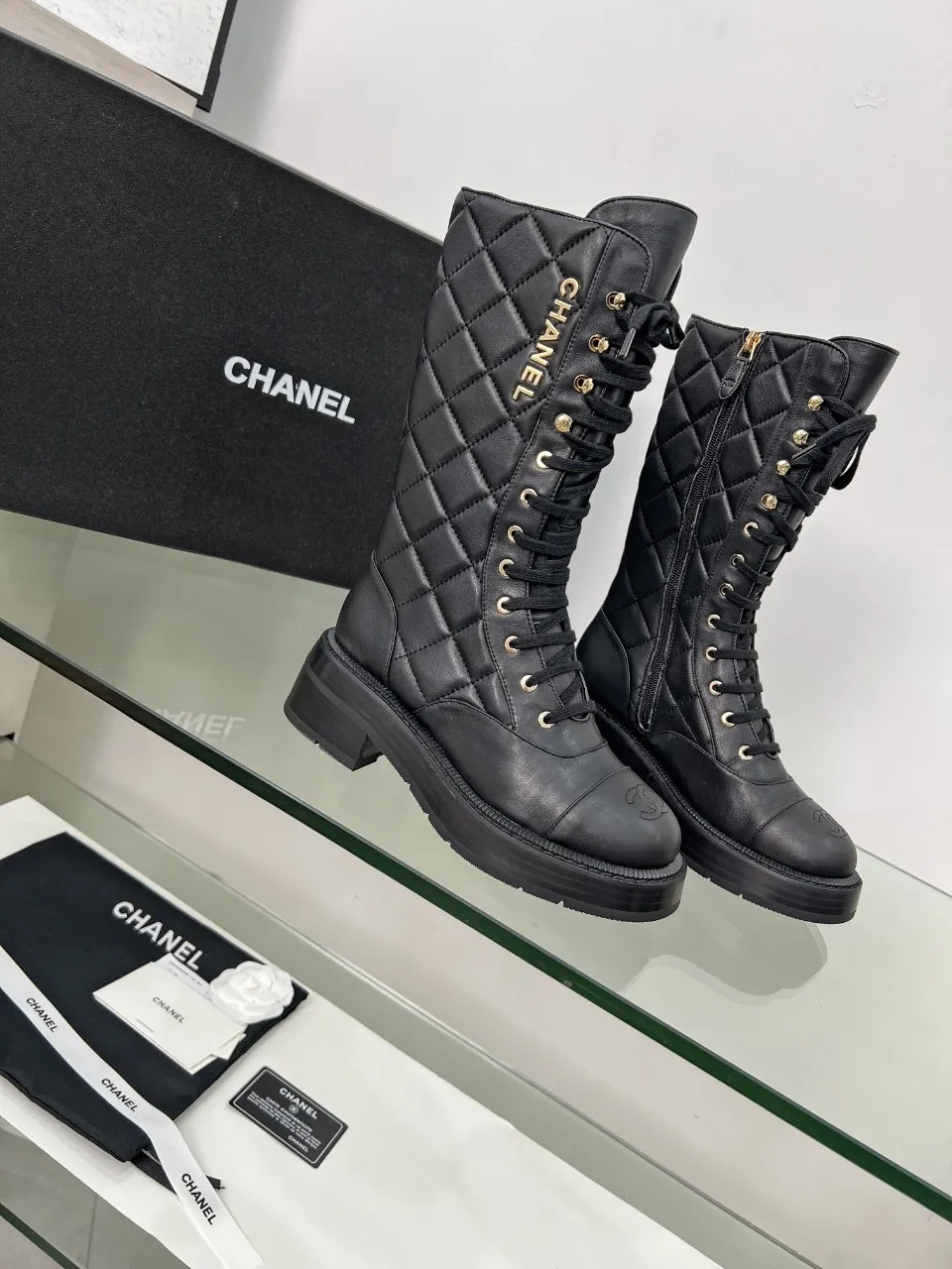 👟👟Ex-factory price 840👟👟 2025CHANEL I finally own this pair of Chanel diamond boots💫 Classic diamond pattern with black and white color, fashionable and high-end, and the thick sole is super stable for walking~ It instantly turns into a fashionable and cool cover when you put it on. Who knows the charm of Fragrant Grandma? When I was asked about the link while shopping, I was so happy🥳 Fabric: sheepskin, cow suede Lining: sheepskin Color: black white apricot Code number: 5-40 (41 customized)